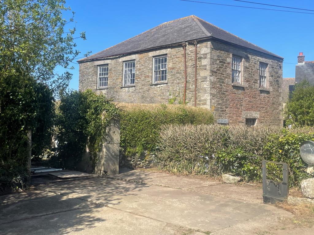 Lot: 103 - CHARACTER PROPERTY FOR IMPROVEMENT - General view of the property with hardstanding parking in foreground
